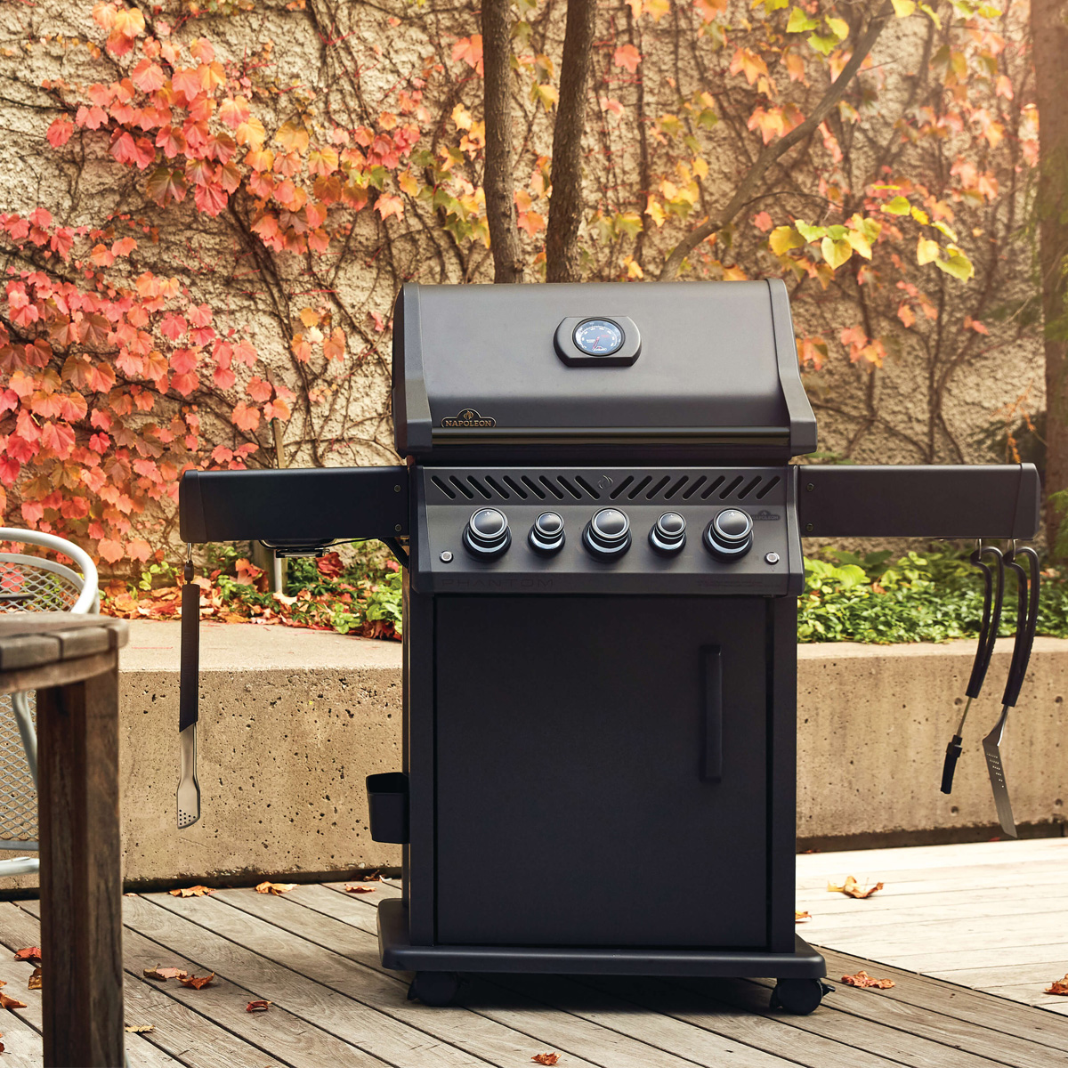 Гриль газовый Napoleon Rogue-425 SE ФАНТОМ, черный